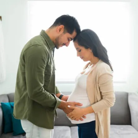 صورة للأب والأم يلمسان البطن 