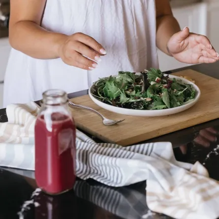 صورة لحامل تتناول الجرجير