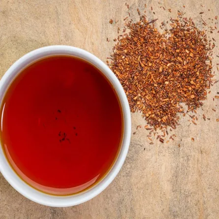 صورة لكوب من الشاي الأحمر