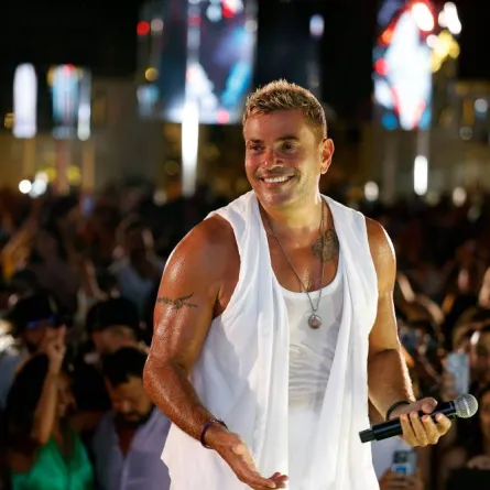 عمرو دياب - الصورة من صفحته الرسمية على الفيس بوك