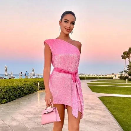 إطلالات جيسيكا قهواتي بالفساتين القصيرة