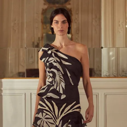 موديلات بلايز وفساتين كتف واحدة