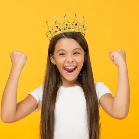 صورة لفتاة تضع التاج