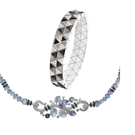 مجوهرات مرصعة بأحجار القمر الملونة