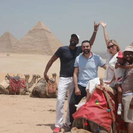 محمد كريم وأبطال الفيلم يزورون الأهرامات - الصورة من حسابه على إنستغرام