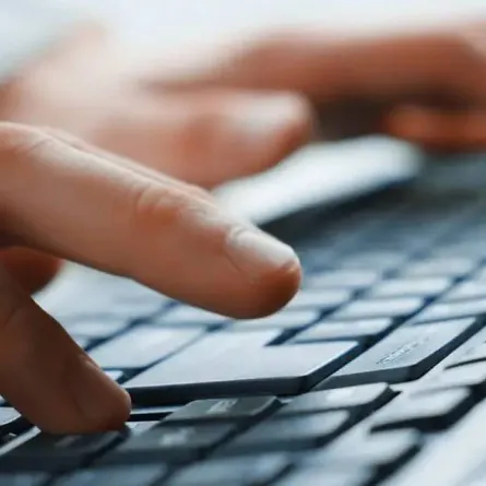 كيفية إضافة رمز حقوق النشر إلى أي مستند على جهاز الكمبيوتر الخاص بك