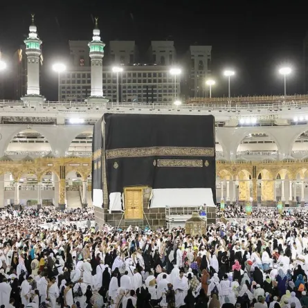 إنزال ثوب الكعبة المشرفة لإكسائها حلتها الجديدة