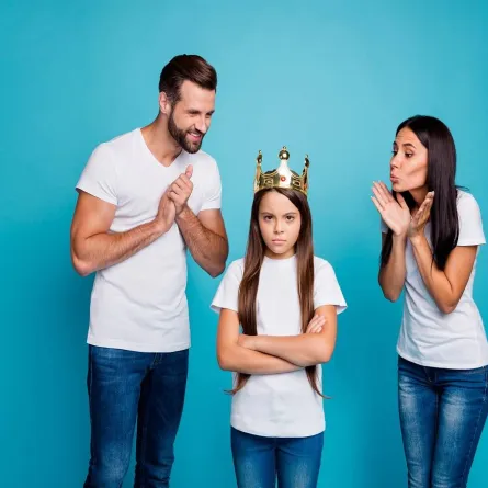 صورة لأب وأم مع ابنتهما