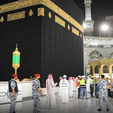 بدء رفع الحواجز الوقائية المحيطة بالكعبة - الصورة من حساب رئاسة شؤون الحرمين على تويتر 