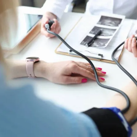 صورة لحامل تخضع لقياس ضغط الدم بانتظام