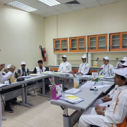 برامج اثرائية وزيارات علمية وترفيهية للطلاب المشاركين