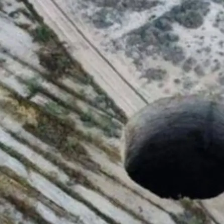 حفرة عملاقة بالأرض