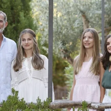 الملكة ليتيزيا والملك فيليب مع ابنتيهما- الصورة من موقع Royal Central