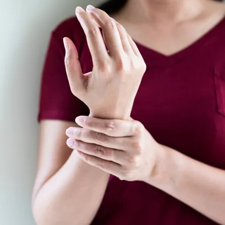 أسباب تنميل اليدين عند النوم