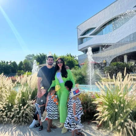 الدكتورة خلود مع ابنائها وزوجها - صورة من حسابها على إنستجرام