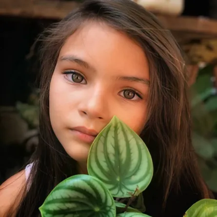 صورة لطفلة تتمتع بالهدوء النفسي