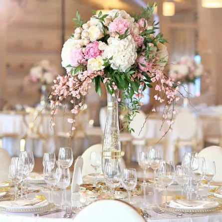 تجذل الفازات الشفافة المحملة بالأزهار الأبصار 