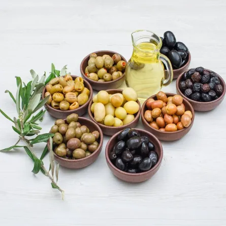 صورة لكمية من الزيتون الأخضر والأسود