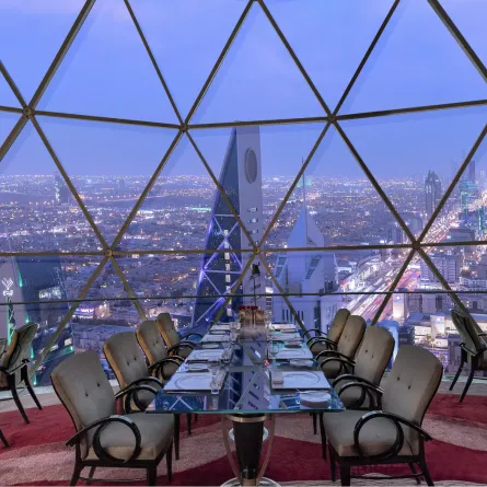 يتميز المطعم بإطلالة بانورامية على العاصمة السعودية الرياض - الصورة من mandarin oriental