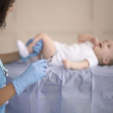 صورة لطفل رضيع يتلقى التطعيم