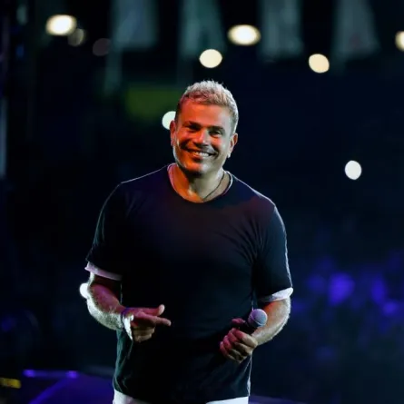 عمرو دياب بفيلم تسجيلي عن جوائزه وإنجازاته: أنا مهما كبرت صغير