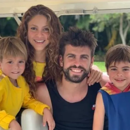 شاكيرا وبيكيه مع ابنيهما ساشا وميلان- الصورة من حساب بيكيه على إنستغرام