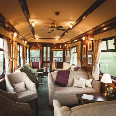 صورة قطار فاخر من الداخل