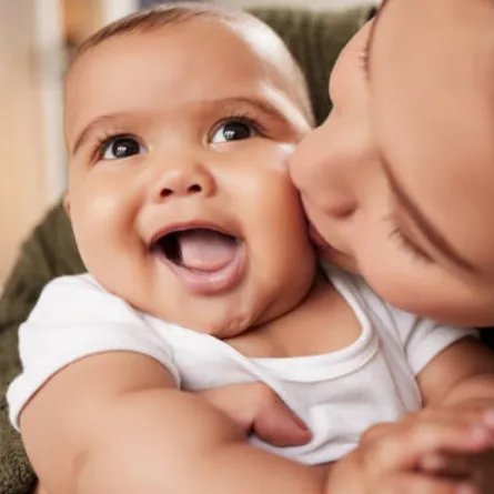 صورة لأم تحتضن وتقبل طفلها