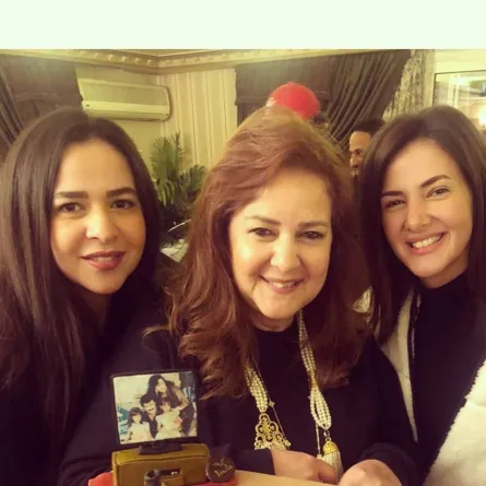 دلال عبد العزيز مع ابنتيها دنيا وإيمي- الصورة من حساب إيمي على إنستغرام