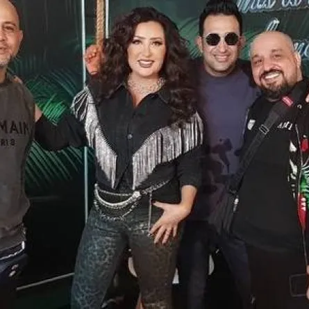 لطيفة مع صناع أغنيتها أحسسن أحسن - صورة من صفحتها الرسمية على انستغرام