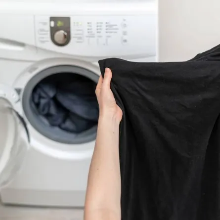 غسيل الملابس السود من دون آثار