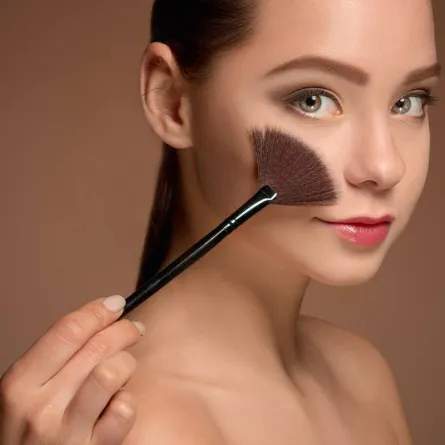 طرق العناية بالرموش