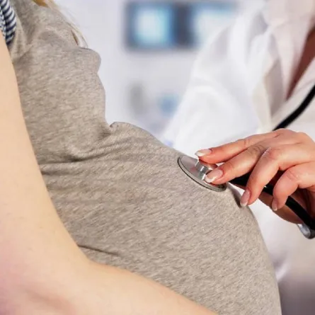 صورة لحامل وطبيبة