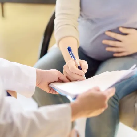 صورة لحامل عند الطبيب