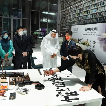 "لي" أثناء خطها لقصيدة الشيخ محمد بن راشد. الصورة من "وام"