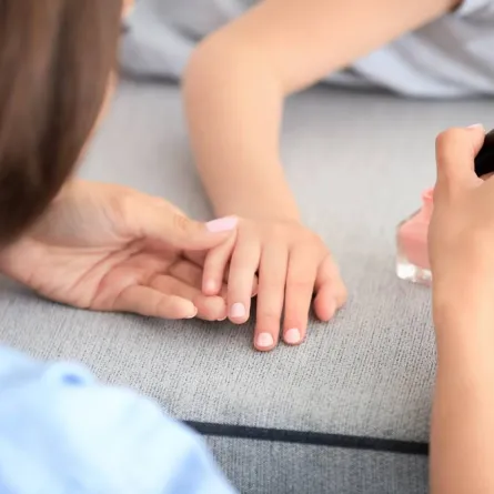 تطبيق طلاء الأظافر على الأريكة