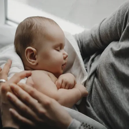 صورة لطفل رضيع نائم