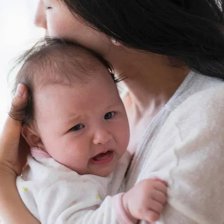 صورة لطفل 6 أشهر يحتضن أمه