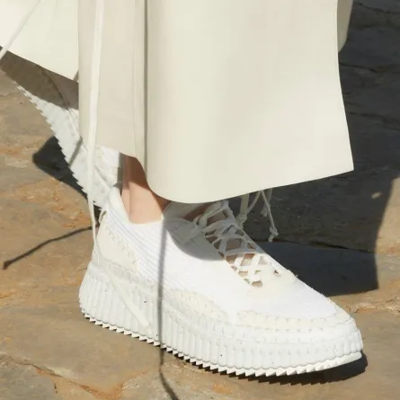 موديلات أحذية رياضية باللون الأبيض