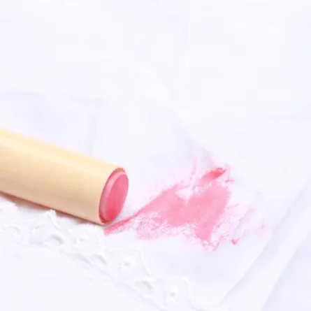 بقع أحمر الشفاه