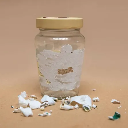 كيفيّة نزع الملصق عن البرطمان الزجاج؟