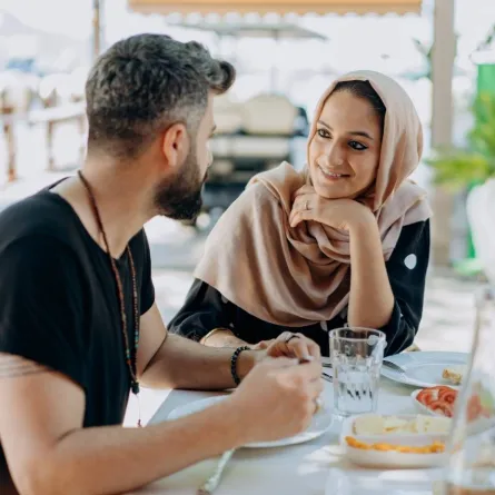 علامات حب الرجل للمرأة