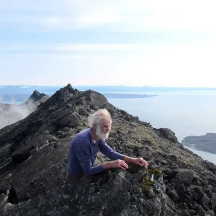 عمره 80 عاماً يتسلق 282 جبلاً بإسكتلندا في 1200 يوم ويحفر اسمه في موسوعة جينيس