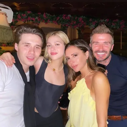 بروكلين بيكهام مع والديه وزوجته