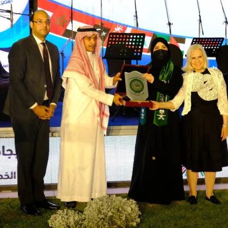 جامعة الدول العربية تكرم ابتسام العنزي الفائزة بالمركز الثالث لجائزة التميز للشباب العربي 2022 - الصورة من حساب الجامعة على تويتر