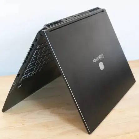 ماذا أفعل عند سكب الماء على جهاز الكمبيوتر الخاص بي؟