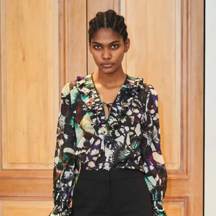 موديلات قمصان ملوّنة