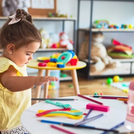 صورة لطفلة في الحضانة