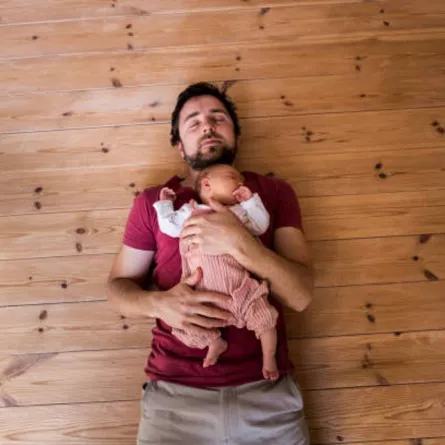 صورة لأب مع طفله في سن مبكرة