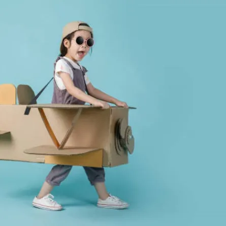 صورة لطفل يمارس نشاطاً تخيلياً